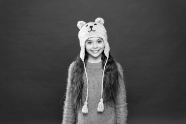 mevsimsel sağlık hizmetleri. Çocuk modası. Ilık örgü ipuçları. Kulaklıklı mutlu küçük kız. Tatil aktivitesi açık havada. Küçük çocuk kışa hazır. Küçük Vogue modeli kışın tadını çıkar