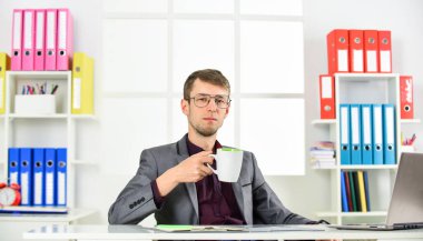 Ofis çalışanı masa başı bilgisayarı, yemek zamanı konsepti.