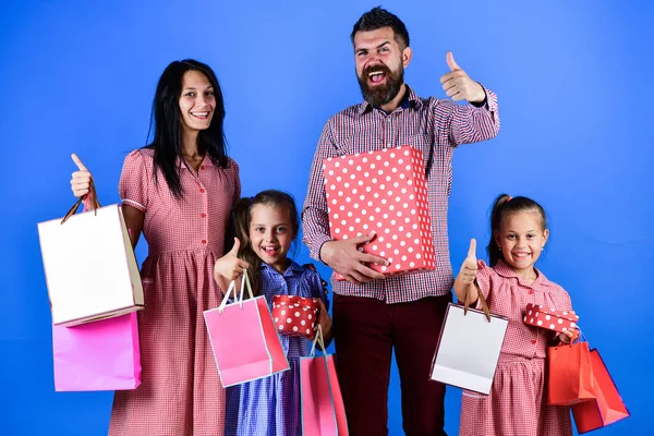 Moeder vader en kinderen gaan winkelen, familie — Stockfoto