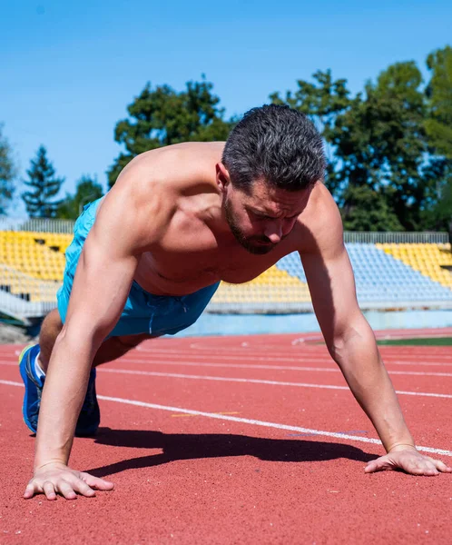 Gespierde man staan in plank maken push-up op sport training, kracht — Stockfoto