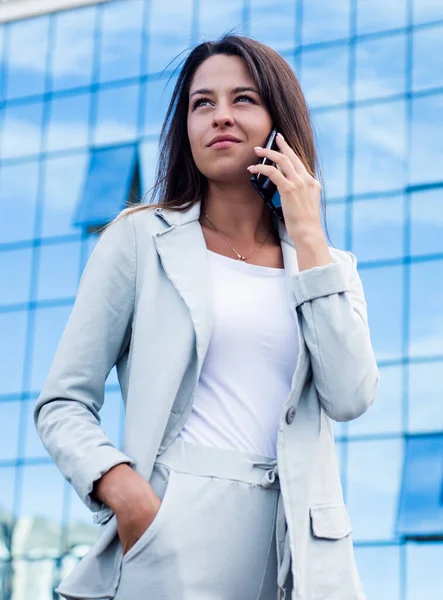 Experiencia joven. mujer de negocios de moda usar chaqueta elegante. chica confiada hablar por teléfono. moda de negocios de oficina femenina. la vida moderna y la comunicación. Dama en ropa formal. en línea y ágil — Foto de Stock