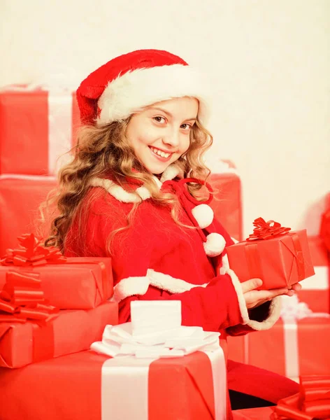 Распаковываем рождественский подарок. С наступающим Новым годом! Зимние праздники. Девушка празднует Рождество открытая подарочная коробка. Открытие рождественского подарка. Ребенок доволен подарком на Рождество. Санта принеси ей подарок — стоковое фото