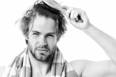 Tarz ve sabah zaman konsepti, temizlik fikri. Çıplak adam.