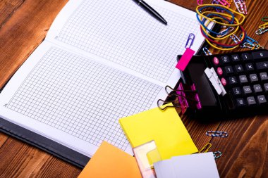 Sarı yapışkan notlu renkli klipler ve elastikler