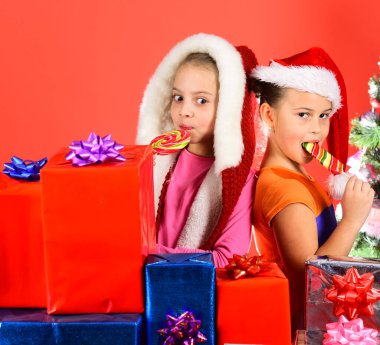 Kurnaz yüzlü çocuklar kırmızıda sırt sırta durur.