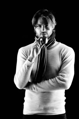 Çizgili eşarplı sakallı adam altın elmayı tutuyor.