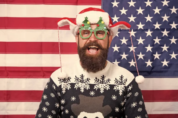 Fijne feestdagen. Nationale vlag. Patriottische hipster vieren wintervakantie. Allemaal amerikaanse kerstfeest. Kerstmis in de VS. Santa op Amerikaanse vlag achtergrond. baard amerikaanse man vieren nieuwjaar — Stockfoto