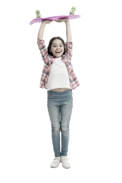 Consiguió su primera tabla de peniques. Chica feliz mantenga penny board aislado en blanco. Patinador pequeño con tabla rosa. Velocidad y equilibrio. Actividad energética. Disfruta de increíbles paseos a bordo — Foto de Stock