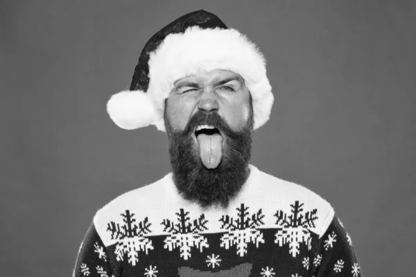 Seja positivo. brutal hipster favorito camisola fundo vermelho. férias de inverno divertido. bigode de cara feliz. retrato de Papai Noel com barba. festa de ano novo. Hora do Natal. carrancudo barbudo homem santa chapéu — Fotografia de Stock