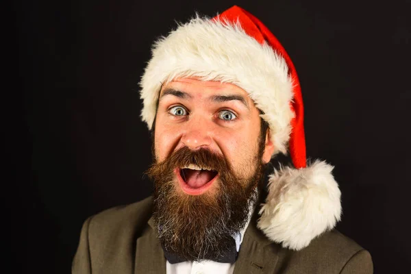 Papai Noel em chapéu de Natal vermelho e laço em preto — Fotografia de Stock