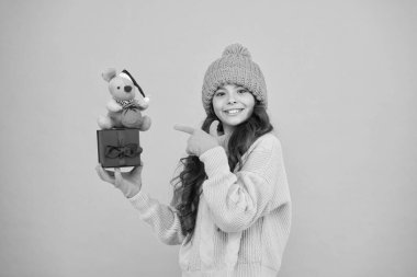 Alışverişkolik. İnternette noel hediyeleri. Noel 'e hazır ol. Mutlu yıllar 2020. Yılın fare sembolü. Küçük mutlu kız fare oyuncağı tutuyor. Çocuk süveter ve şapka örüp pelüş oyuncak oynuyordu. Çocuklar için oyuncak dükkanı