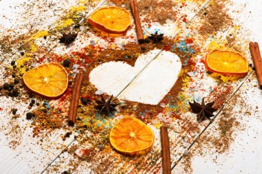 Yemek sanatı konsepti. Kuru portakal dilimli tahta kaşıklar, tarçın.