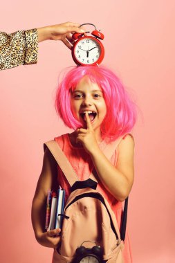 Başında kırmızı alarm olan okul üniformalı bir öğrenci.