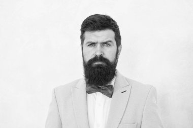 Kaşlarını bük. Vahşi smokin adam. resmi ve iş modası. Özel bir etkinlikte sakallı adam yetiştirilmiş. Bugün düğün günü. Şık bir sanat yönetmeni. Tüm detaylarıyla gerçek bir özet. Beyefendi papyon takıyor.