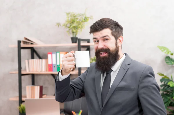 Le café est toujours une bonne idée. Homme barbu homme d'affaires tenir tasse stand bureau. Commencez la journée avec du café. Les gens qui réussissent boivent du café. Café pause détente. Patron prenant une boisson énergisante. Accro à la caféine — Photo