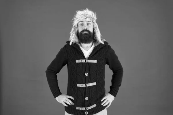Kış için hazırlanıyorum. Vahşi adam kulaklığı. Kürk şapka aksesuarı. Sakallı adam kış etkinliğine hazır. Isın ve rahatla. Erkek modası. Şaşırtıcı modacı hippi. Soğuk mevsimde sakal bakımı — Stok fotoğraf