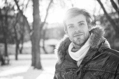 İnsanlar kış manzarasının tadını çıkarırlar. Doğa güzeldir. Düşünceler için yer. Soğuk ve yalnızlık. Kürk kapüşonlu erkek. Sıcak ve rahat hissediyorum. En sevdiğim sezon. Mutlu adam yeşil kabarık ceket