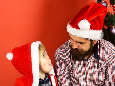 Yeni yıl hediyesi konsepti. Meraklı yüzlü baba ve oğul