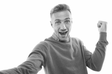 İnternet günlüğü. Etkilenme konsepti. Çevrimiçi iletişim. Kişisel blog sosyal ağları. Günlük hayatı yakalamak. Blogger gerçek bir iş. Şahsi blog için selfie çeken yakışıklı bir adam.