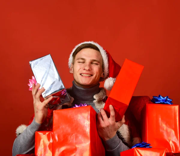 Santa con muchos regalos sobre fondo rojo brillante. — Foto de Stock