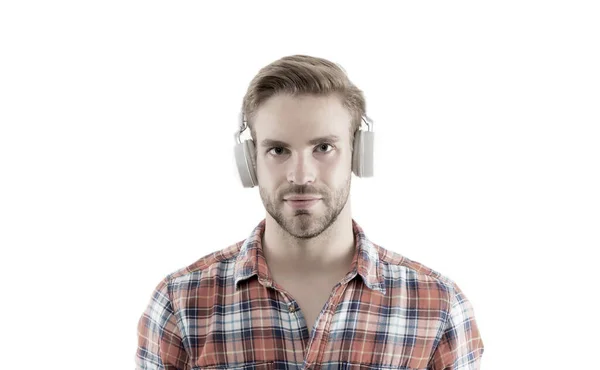 Audio guide. Son parfait. Écoutez de la musique pour la motivation. Liste de chansons préférées. Casque sans fil. Concept de casque moderne. Homme beau gars écoutant musique casque gadget. Parcours de podcast — Photo