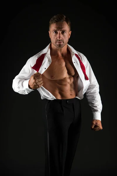 Adatta uomo spettacolo busto muscolare con muscoli addominali in camicia aperta stile formale sfondo nero, ab — Foto Stock