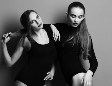 Kırmızı ve mavi dudaklı iki güzel kız.