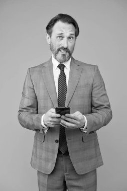 Başarılı bir iş adamı sorunu internette çözer. Çevik iş. Olgun ve şaşkın bakışlı bir patron. Adam tutma cihazı ve dokunmatik ekran. İş arkadaşıma mesaj atıyorum. Teknoloji başarı getirir. Kendi işim.