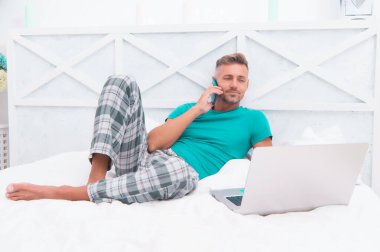 Yemek sipariş et. İnternette sörf yapan adam. Dijital pazarlama. Uzaktan erişim. Olgun erkek pijama işçisi evde dinleniyor. Çevrimiçi servis. Uzaktan çalışma konsepti. Sosyal ağlar. Çevrim içi dünya