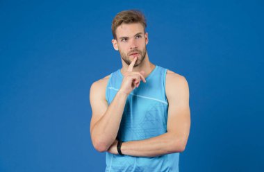 Düşünmeme izin ver. Güçlü kas silah olan adam. Adam kas tıraşsız düşünceli yakışıklı olan menekşe arka plan üzerinde. Erkeklik kavramı. Kaslı vücut sahip daha güvenli yapmak yok. Tarihi hatırlıyorum