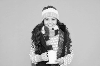 Sıcak bir şeyler iç. Isınmak için daha fazla fikir. Kış titreşimleri. Mutlu hippi kız. Çocuk kış modası. Hava çok güzel. Bu sezon aktif kal. Çocuklar kalın örgü giyer. çocuk sıcak çay fincanı