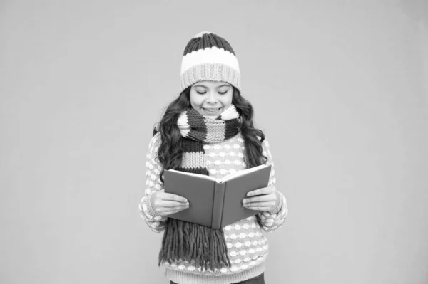 Una ragazza che legge un libro. Alla bambina piace il suo libro. lettura della storia invernale. Vigilia di Natale. Un piccolo amante del libro. concetto accogliente e confortevole. la mia storia preferita. tempo libero in inverno. sviluppo dell'infanzia — Foto Stock