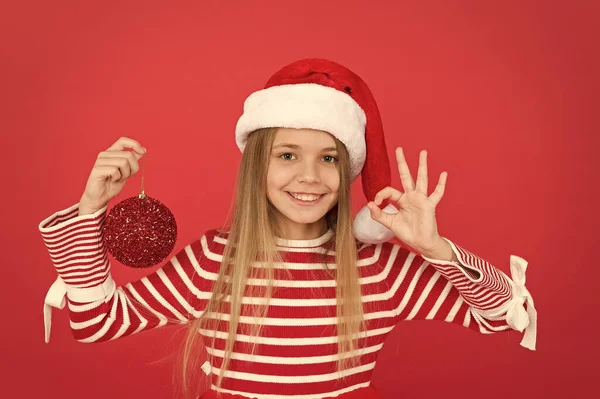 Bébé ludique. Fête de Noël. Vacances d'hiver. Ambiance ludique. Idées de célébration de Noël. Brillant et scintillant. Chapeau de costume de Père Noël enfant. Joyeux visage souriant. Beau détail. Concept de positivité — Photo