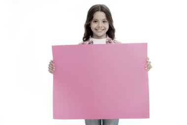 reklam. küçük kız kağıt reklam için basılı tutun. kopya alanı için yer ile reklam çocuk. Reklam ve sunan ürün kavramı. Burada reklam yout