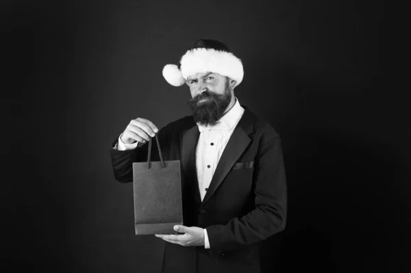 Poważne świąteczne zakupy. Brodaty trzyma torbę na zakupy. Dyrektor przygotował się na Boże Narodzenie i Nowy Rok. Przygotowania wakacyjne. Wyprzedaż. Wesołych Świąt. Szczęśliwego Nowego Roku, przestrzeń do kopiowania — Zdjęcie stockowe