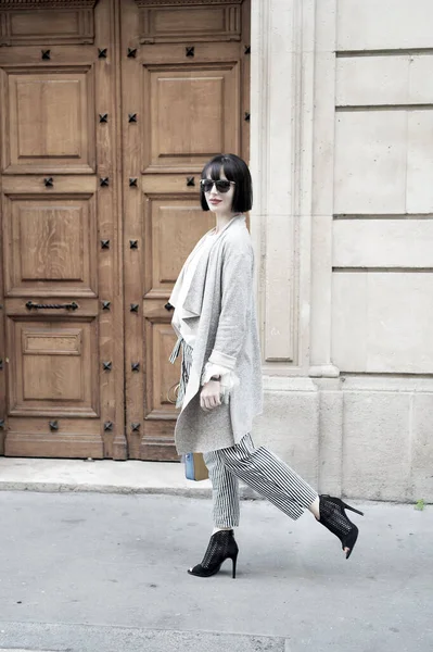 Chica parisina en gafas de moda con bolsa de paseo al aire libre — Foto de Stock