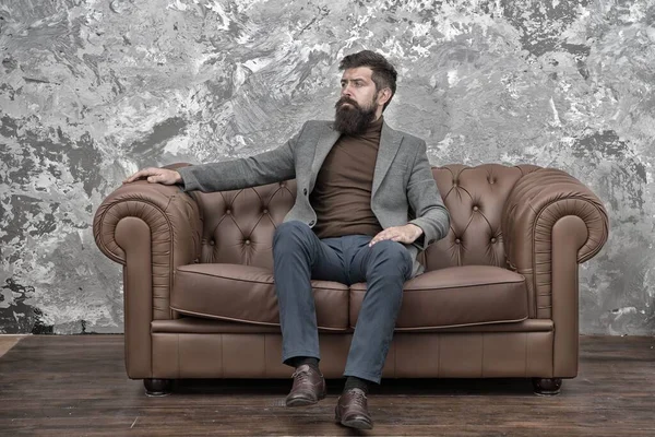 Kendisi de gerçek olmak. İş adamı. Zarif iş adamı kanepede dinleniyor. Kendine güvenen bir iş koçu. Gündelik iş kıyafeti nde sakallı adam