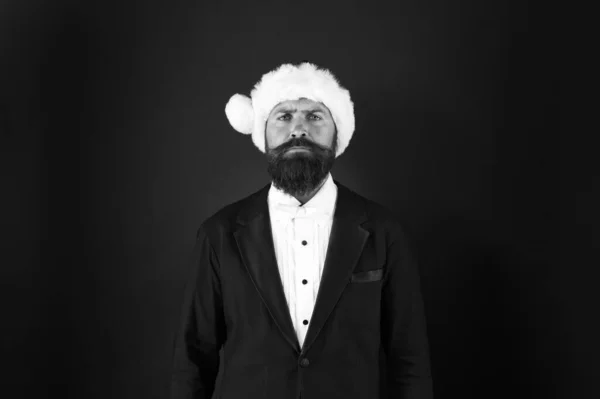 La saison chargée est décembre. Sérieux père Noël homme d'affaires. Homme d'affaires célébrer Noël et le nouvel an. Homme d'affaires habillé pour une fête de bureau. Homme d'affaires porter santa chapeau avec des vêtements de formalwear — Photo