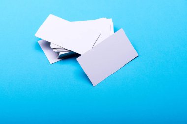 Cyan mavi arkaplan üzerinde kartvizitler yığın.