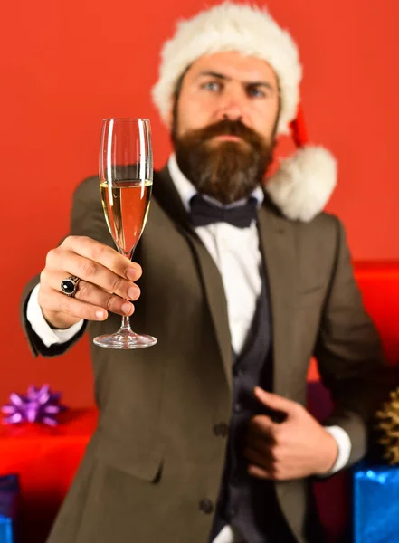 New year eve. Santa in retro suit shows alcoholic drink — Stock Photo, Image