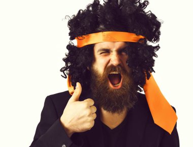 Takım elbiseli beyaz tenli hippi ve siyah kıvırcık saçlı peruk.