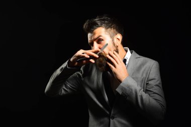 Komik suratlı iş adamı siyah arka planda izole edilmiş.