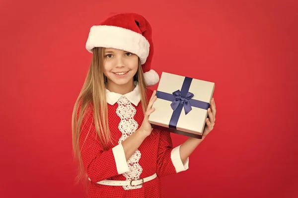 Fondo rojo niño alegre. Calendario de Adviento. Sorpréndela. Felices fiestas de invierno. Regalo de apertura de niña pequeña. Año nuevo. Regalo de Santa Claus. Niña pequeña recibió un regalo. Regala Navidad. Día de boxeo —  Fotos de Stock