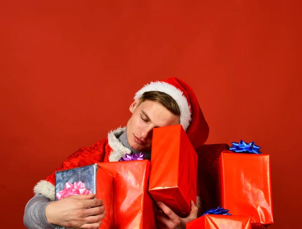 El hombre tiene regalos de Navidad. Santa con la cara relajada con regalos — Foto de Stock