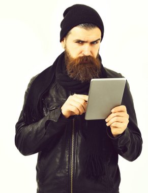 Sakallı, Kafkas hippisi, elinde tablet.