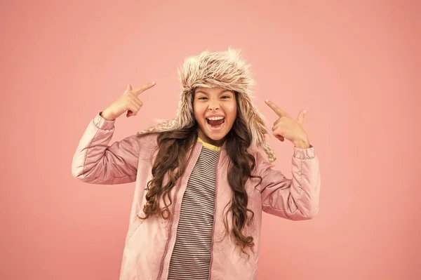 Mira eso. estilo otoño. Actividad infantil. Moda infantil. chica de moda se ven como hipster. ropa de abrigo para la estación fría. accesorio sombrero auricular de piel. Sombrero de invierno niña pequeña. niño feliz fondo rosa —  Fotos de Stock