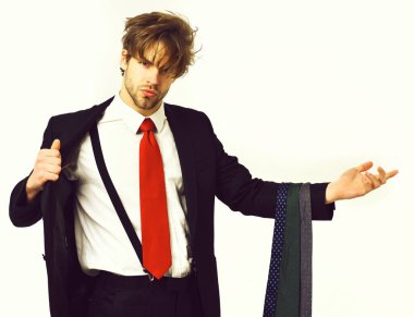 Sakallı, maço, şık takım elbiseli, kravatlı bir adam.