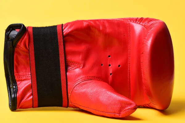 Equipo de caja de cuero para lucha y entrenamiento. Guantes de boxeo —  Fotos de Stock