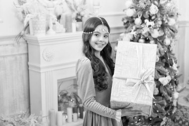 Boks günü. Açık hediye. Kış Harikalar Diyarı. Sevimli kız büyük bir Noel arifesi kutusunu tutuyor. Şimdiki konsept. Gülümseyen çocuk kış tatilinin tadını çıkarıyor. Kış tatili Kış süslemeleri. Sihirli atmosfer