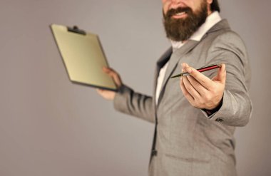 Belgeler için kendine güvenen iş adamı klasörü tutuyor. İş adamları ve şirket kavramı. Ofisinde dosyası olan beyaz bir işadamı. Not alan sakallı adamın portresi. Boşluğu kopyala